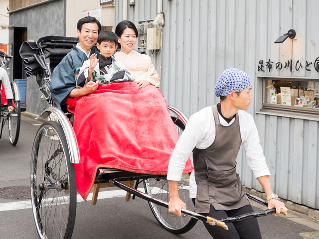 アトリエ小袖の東京浅草七五三着物レンタル・人力車撮影プラン・撮影プラン浅草寺三歳のお祝風景