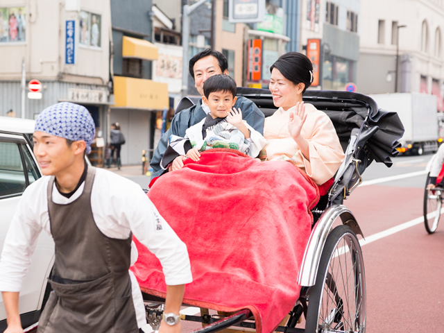 アトリエ小袖の東京浅草七五三着物レンタル・人力車撮影プラン・撮影プラン浅草寺五歳のお祝風景